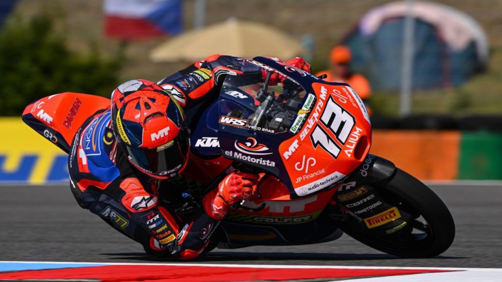 Danish aprovecha el roce entre Quiles y Uriarte y gana por primera vez en Moto3; Morelli, 7° y Perrone, 10°