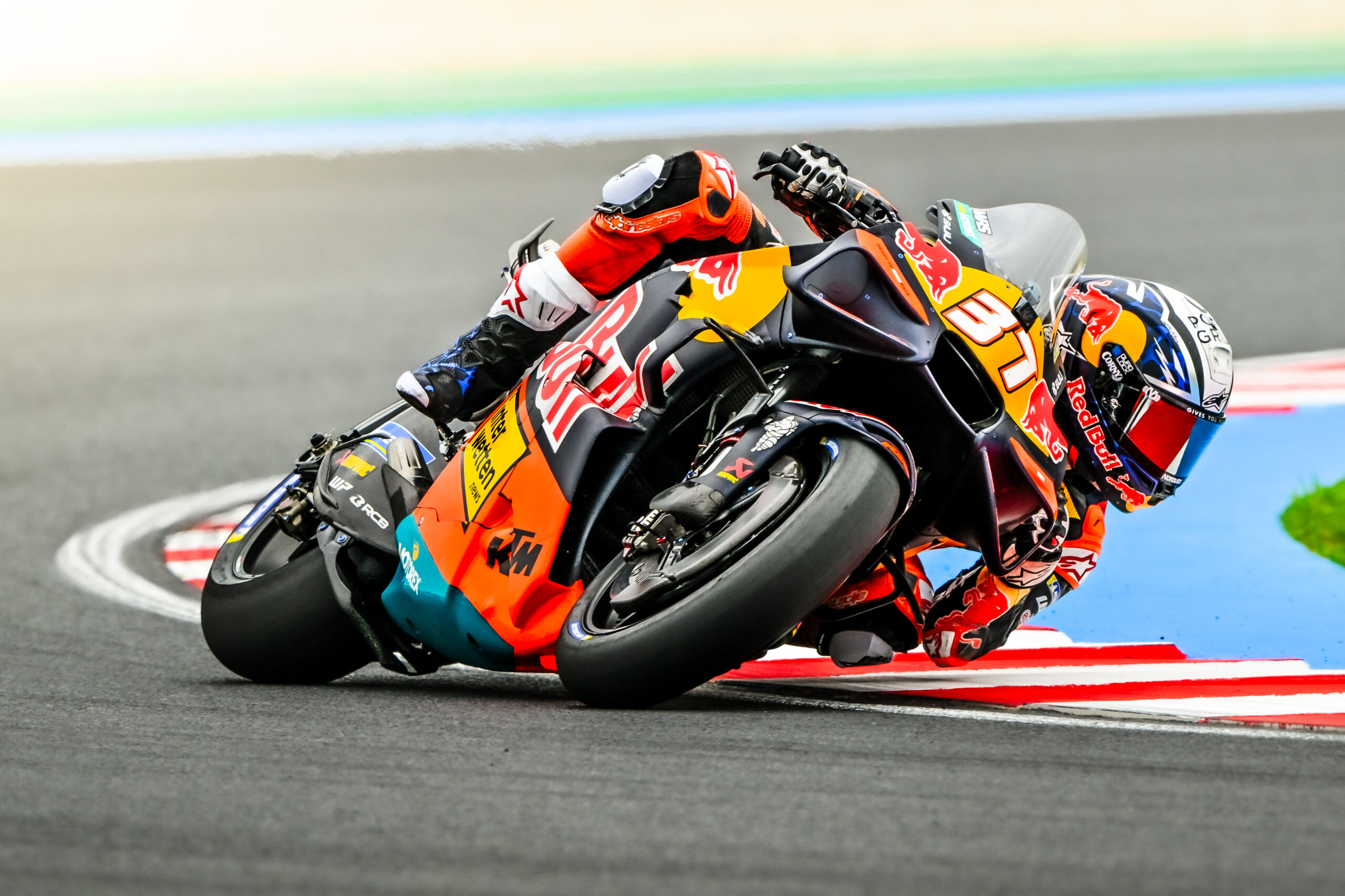 Acosta traça meta com KTM, mas vê “tudo mais difícil” contra Aprilia e Ducati na Tchéquia