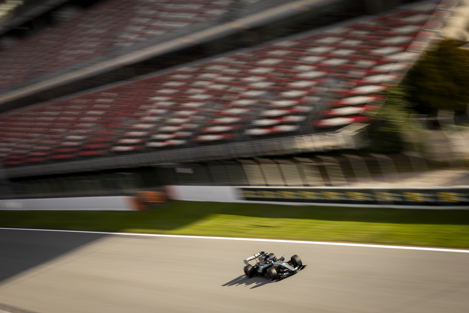 F1 realiza treinos livres do GP da Catalunha em sexta-feira ensolarada