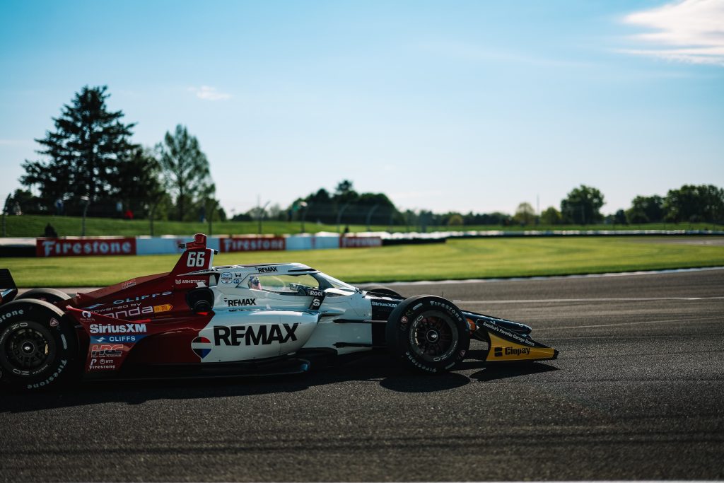 A largada do GP de Mid-Ohio está programada para 13h30. Disney + transmite no streaming e a ESPN pela TV fechada. A Band tinha nos planos a transmissão da etapa, mas mudou de ideia e vai exibir em reprise em horário alternativo (Foto: IndyCar)