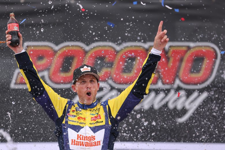 Hamlin controla combustível, bate Reddick em Pocono e emenda 3ª vitória seguida na Nascar