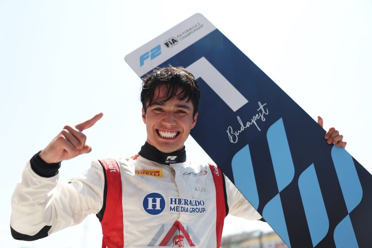 Quem também brilhou na Hungria foi Noel León. Depois de superar Câmara na largada da corrida 2, não tinha ritmo para brigar pela liderança, mas acabou beneficiado por um virtual safety-car quando foi aos boxes. Com isso, superou também Kush Maini após a rodada de pit-stop e voltou a vencer na temporada 2026.