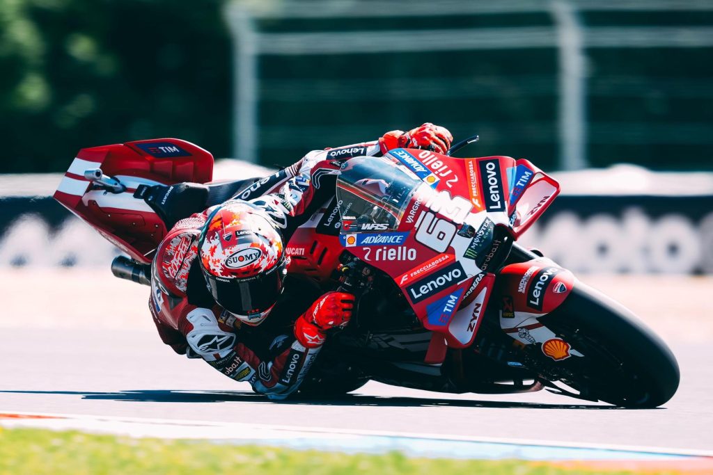 Bagnaia supera Ogura na largada e vence sprint da MotoGP na Tchéquia. Moreira cai