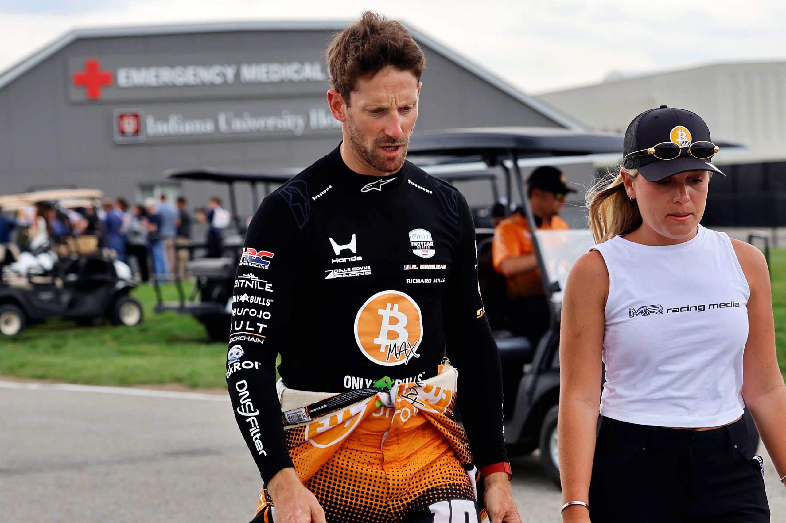 Grosjean passa por cirurgia para tratar fratura na mão após acidente com Rossi em Detroit