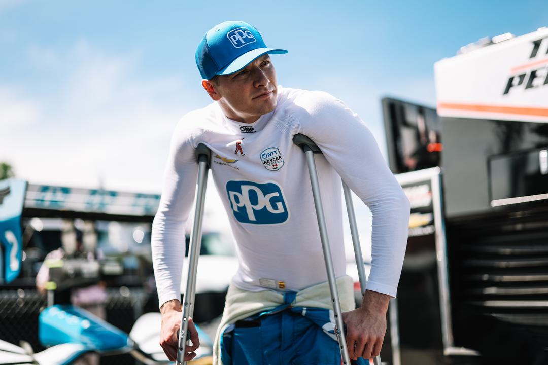 Newgarden reaparece de muletas no paddock da Indy e se esquiva sobre cirurgia
