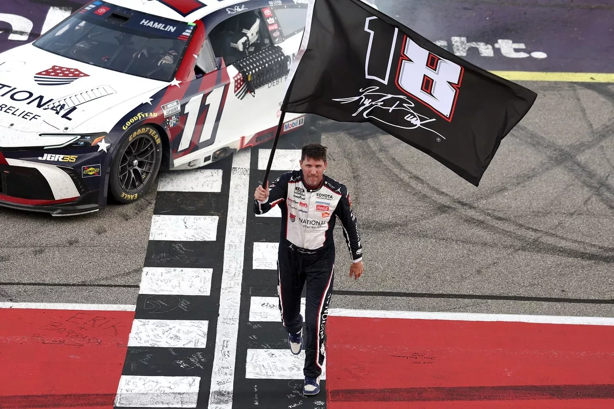 Hamlin gana en Michigan e iguala victorias de Busch en NASCAR Cup