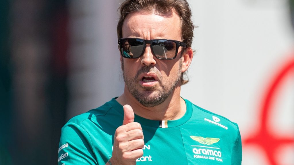 Alonso ironiza equipes por atualizações em 2026: “Devem ter máquina de dinheiro”