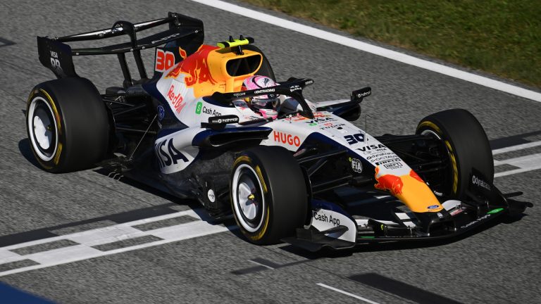 Líder da F2 2026, Tsolov cresce cada vez mais e deve assumir uma das vagas da Racing Bulls — o site espanhol SoyMotor já dá como certa a promoção. A dúvida fica por conta de quem sairia para Nikola entrar. Liam Lawson, embora garantido só até o final de 2026, pontuou em todas as últimas cinco etapas do campeonato, assim como Arvid Lindblad. No entanto, tratando-se do grupo Red Bull, não seria exatamente uma surpresa caso o inglês seja sacado para dar lugar a outro novato (Foto: Red Bull Content Pool)