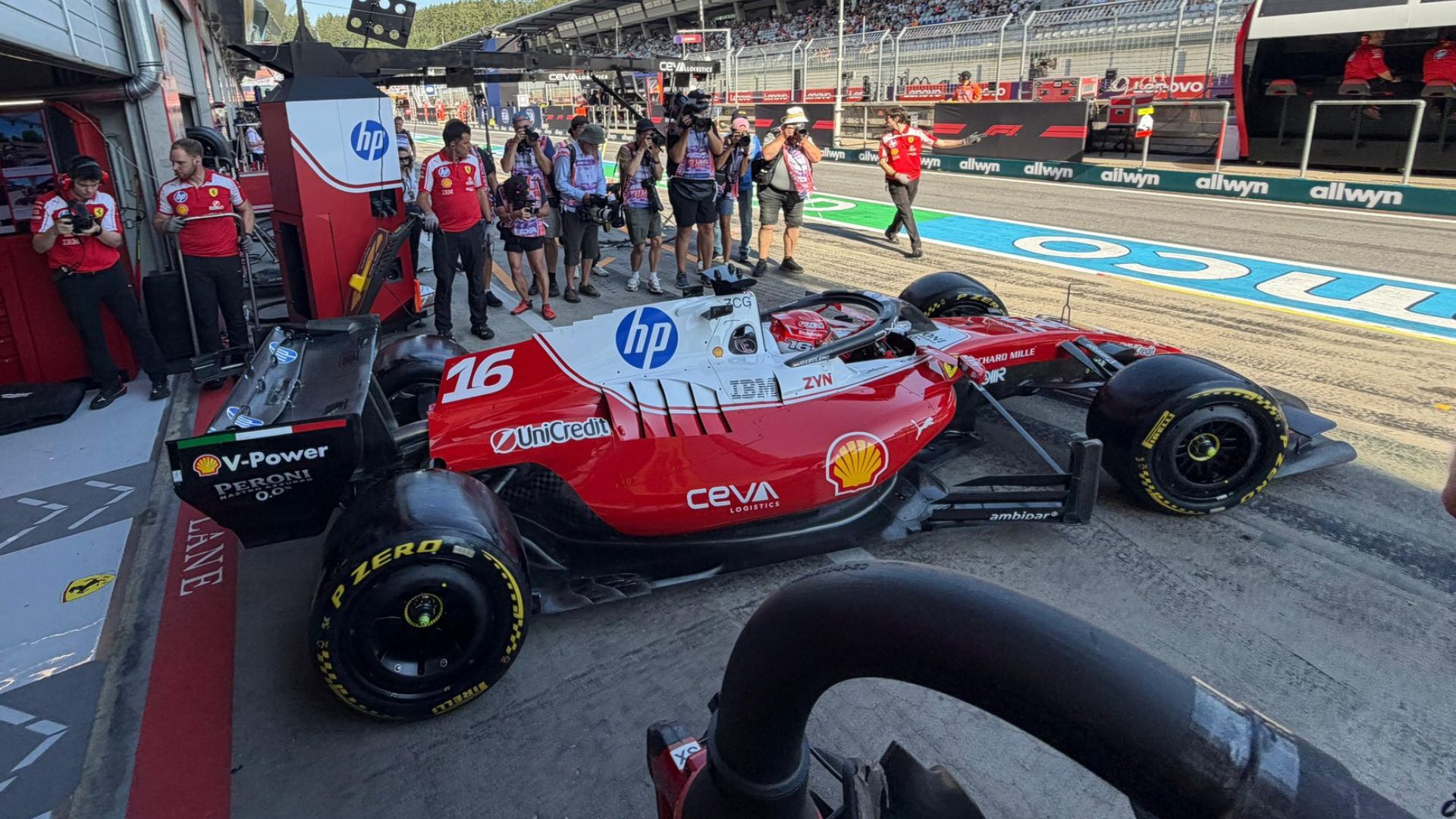 Ferrari escala Hamilton e Leclerc em dia de filmagens com SF-26 em Madri