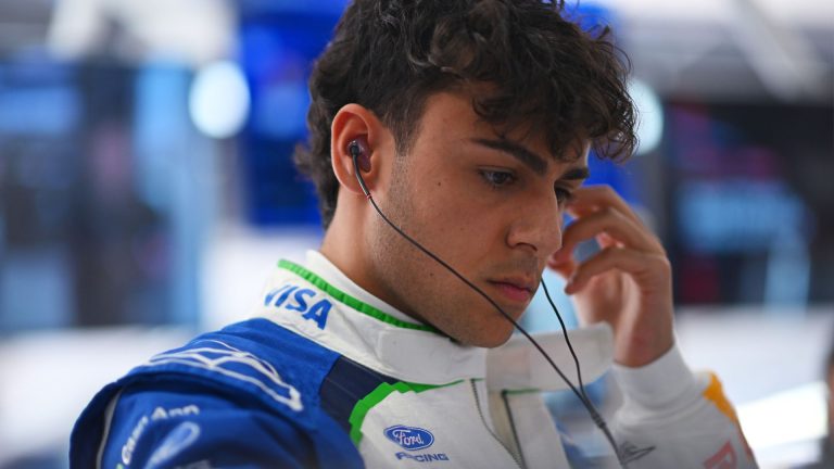 Lindblad prevê desvantagem para novatos em 2027 com regras da F1: “Começamos do zero”