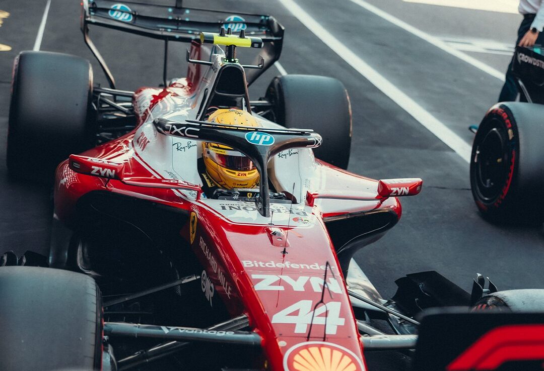Hamilton vence 1ª com Ferrari na F1 em tática arrojada na Catalunha. Antonelli quebra