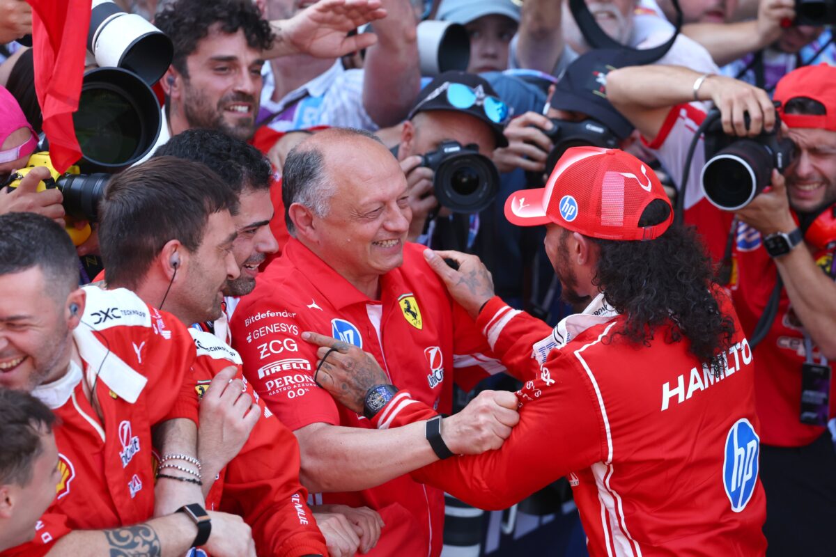 Hamilton valoriza apoio de chefe em período difícil na Ferrari: “Continuou acreditando”