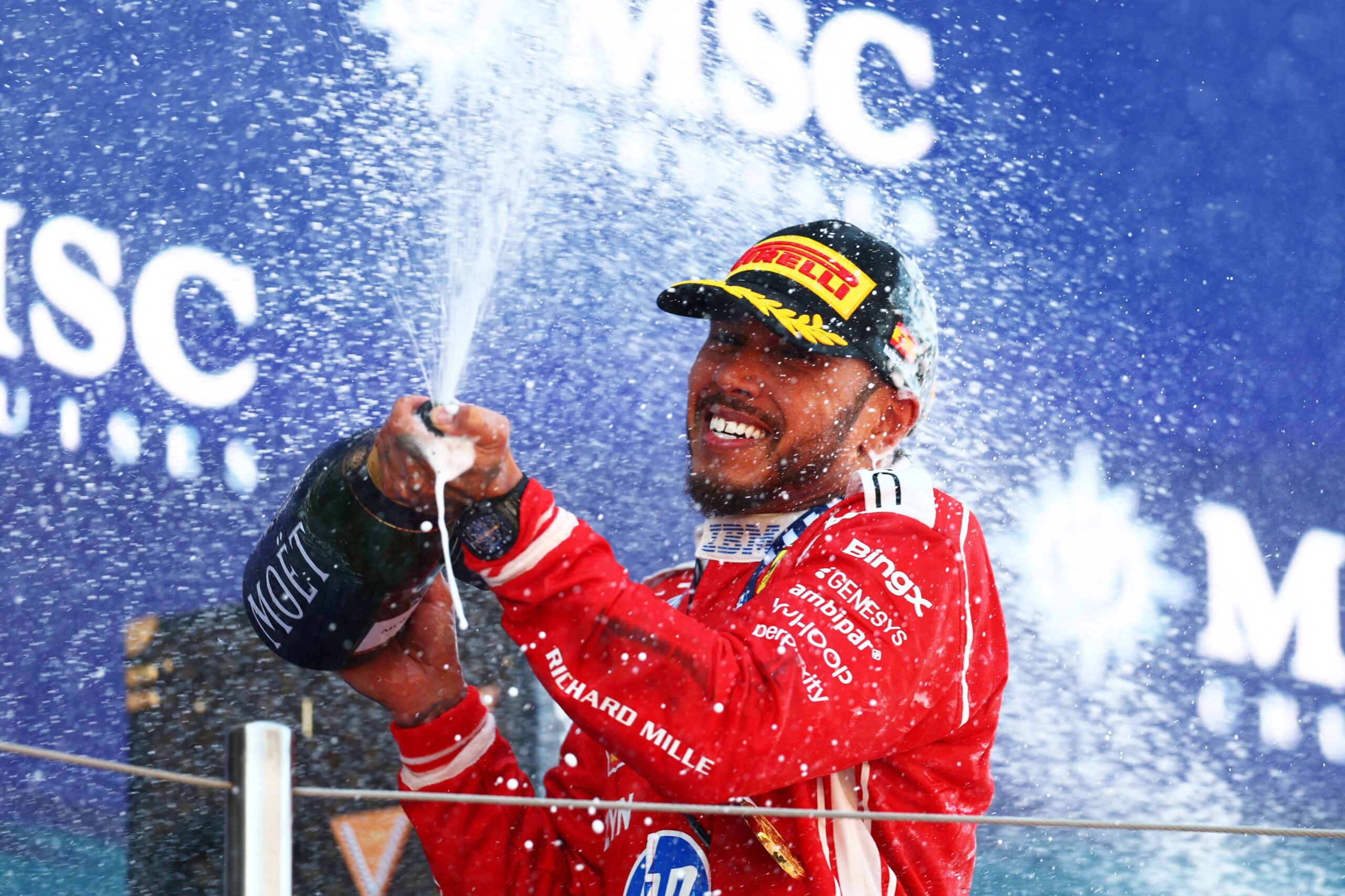 Hamilton vai às lágrimas ao som de Fratelli d’Italia em pódio com Ferrari na Catalunha