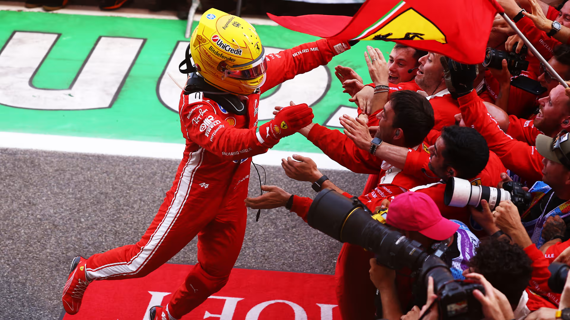 Hamilton relata ida à Itália após vitória pela Ferrari: “Policial estava muito feliz”