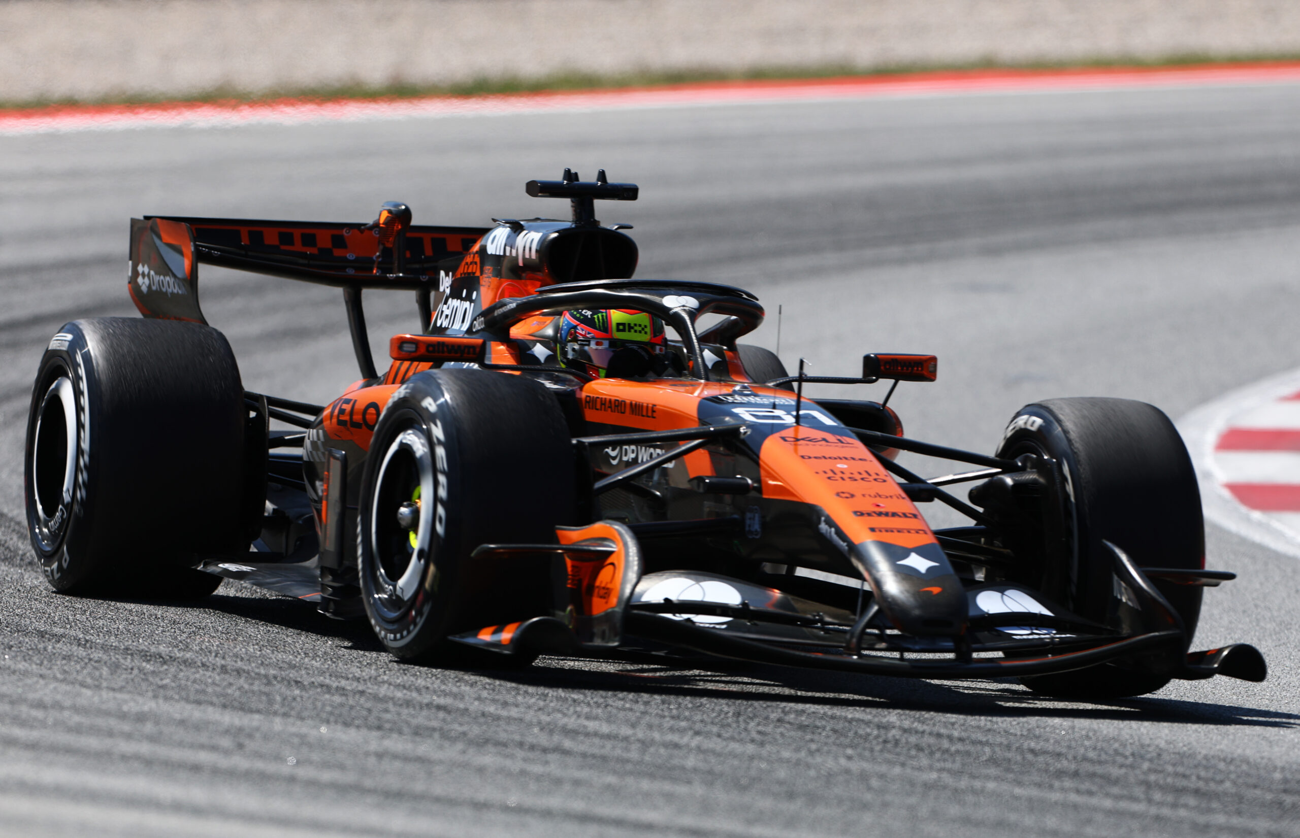 Piastri reclama de aderência, mas diz que McLaren “pode brigar com Mercedes”