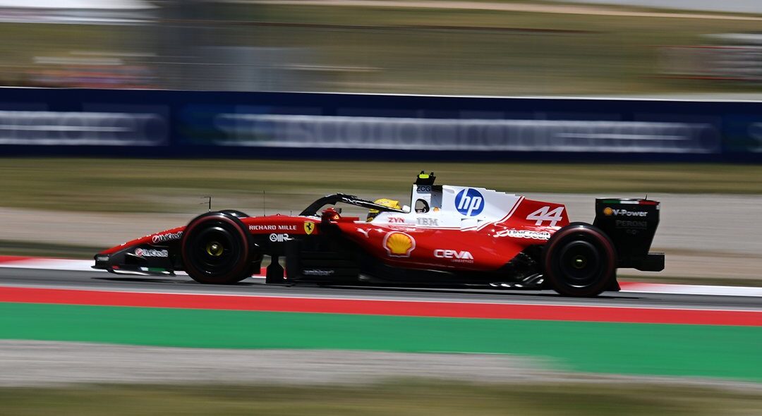 Hamilton embala com Ferrari na Catalunha e volta a largar na 1ª fila do grid após 2 anos