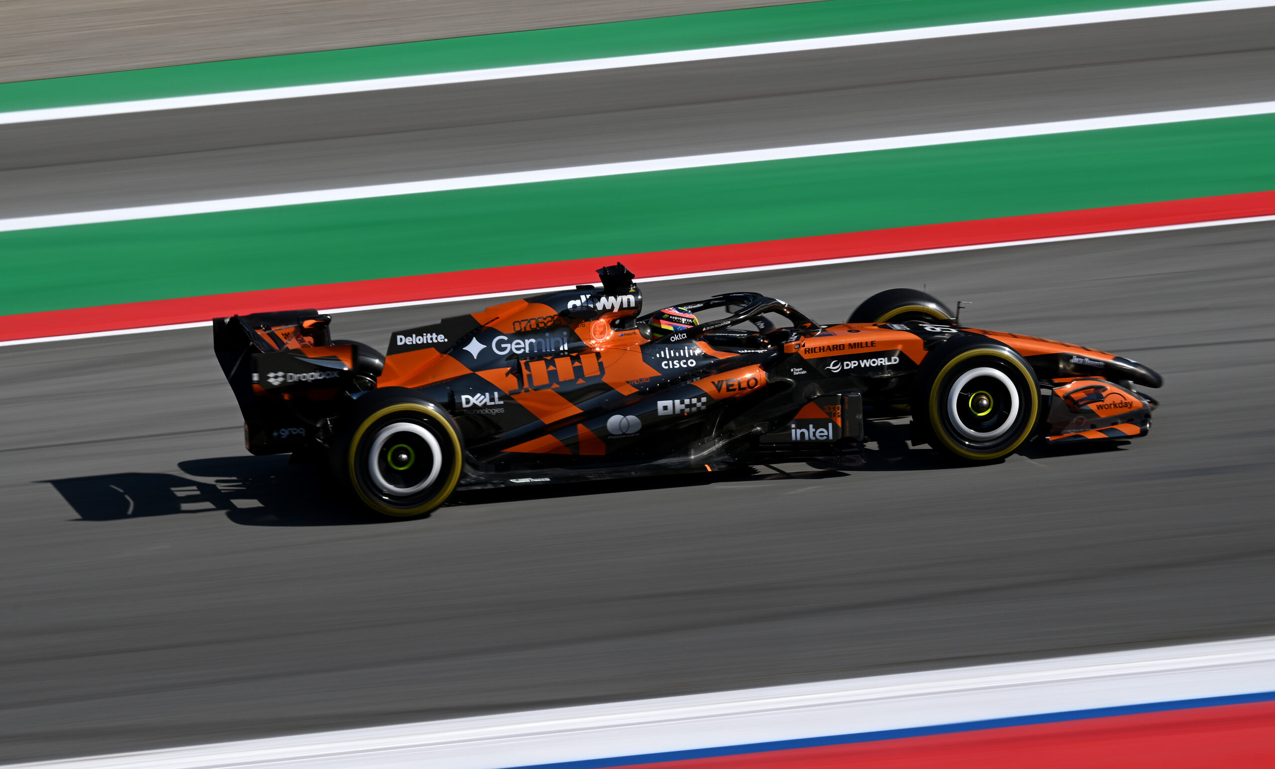 Piastri comemora reação da McLaren em Barcelona: “Estamos na briga pela dianteira”