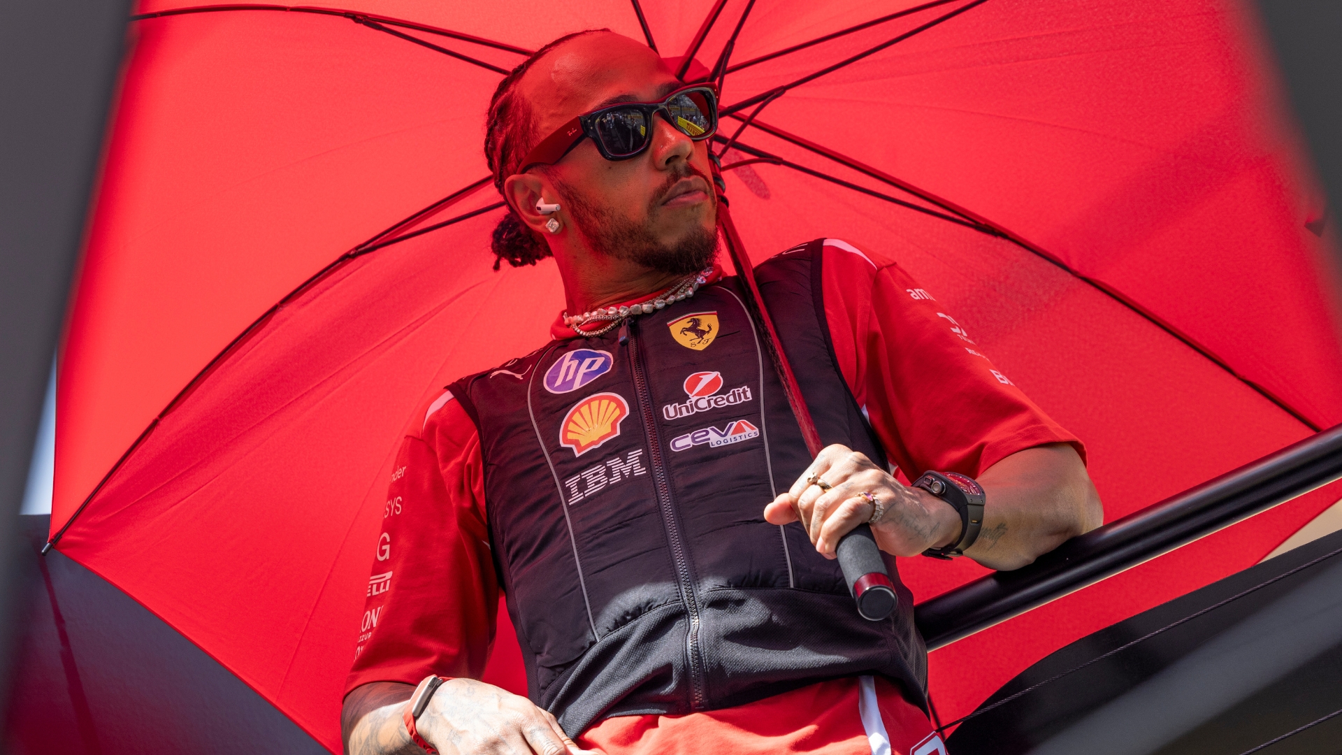 Hamilton revela que conviveu com lesão durante 2025: “Foi realmente muito difícil”