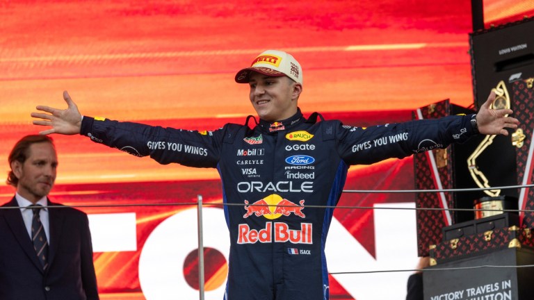 Hadjar quebra ‘maldição’ do 2º carro e indica que Red Bull acertou em aposta do futuro