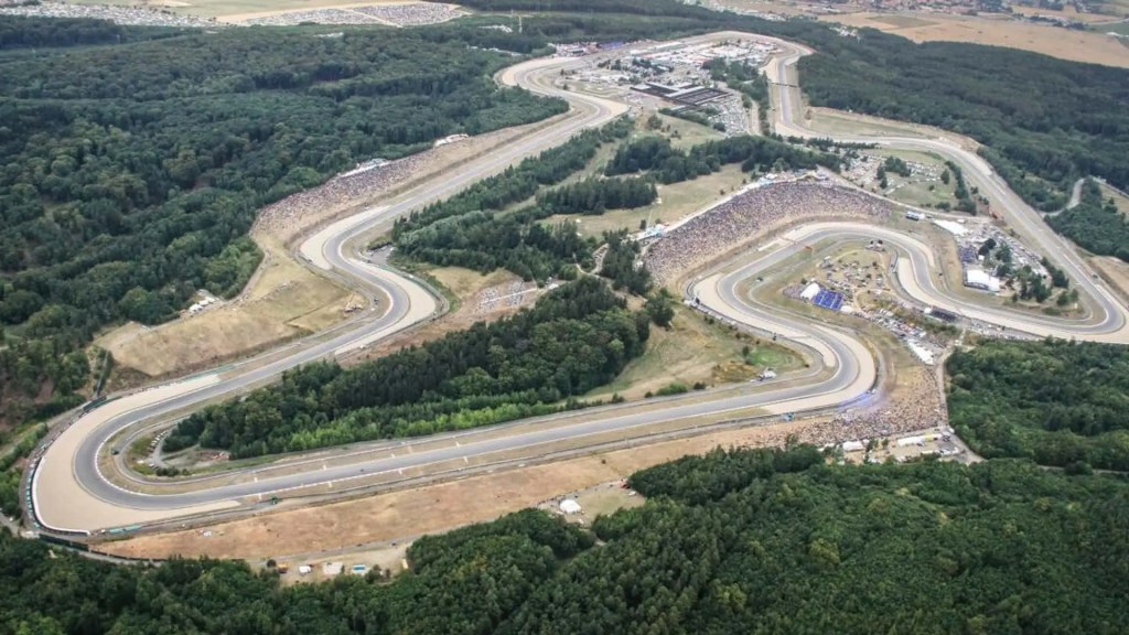Dois pilotos morrem após grave acidente em prova de motociclismo em Brno