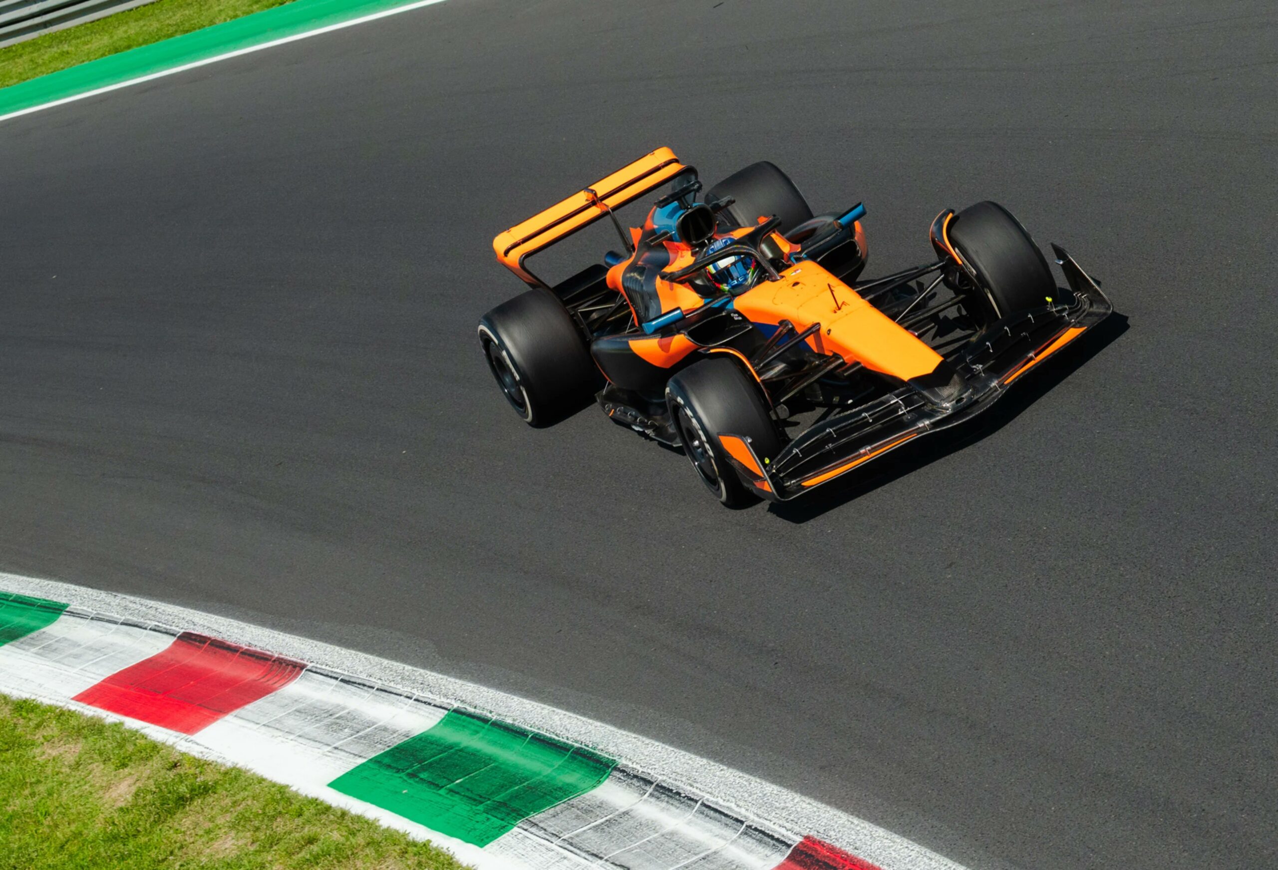 McLaren completa teste com Fornaroli em carro da temporada 2023 em Monza