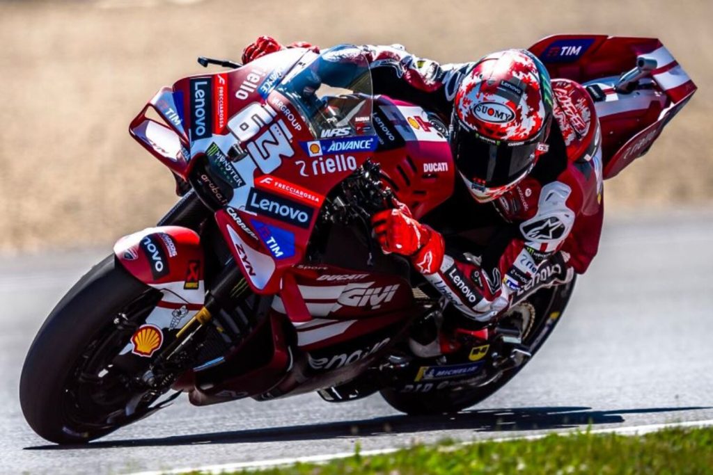 Bagnaia supera a Ogura y vence en carrera sprint de MotoGP en Brno; Márquez, 3°