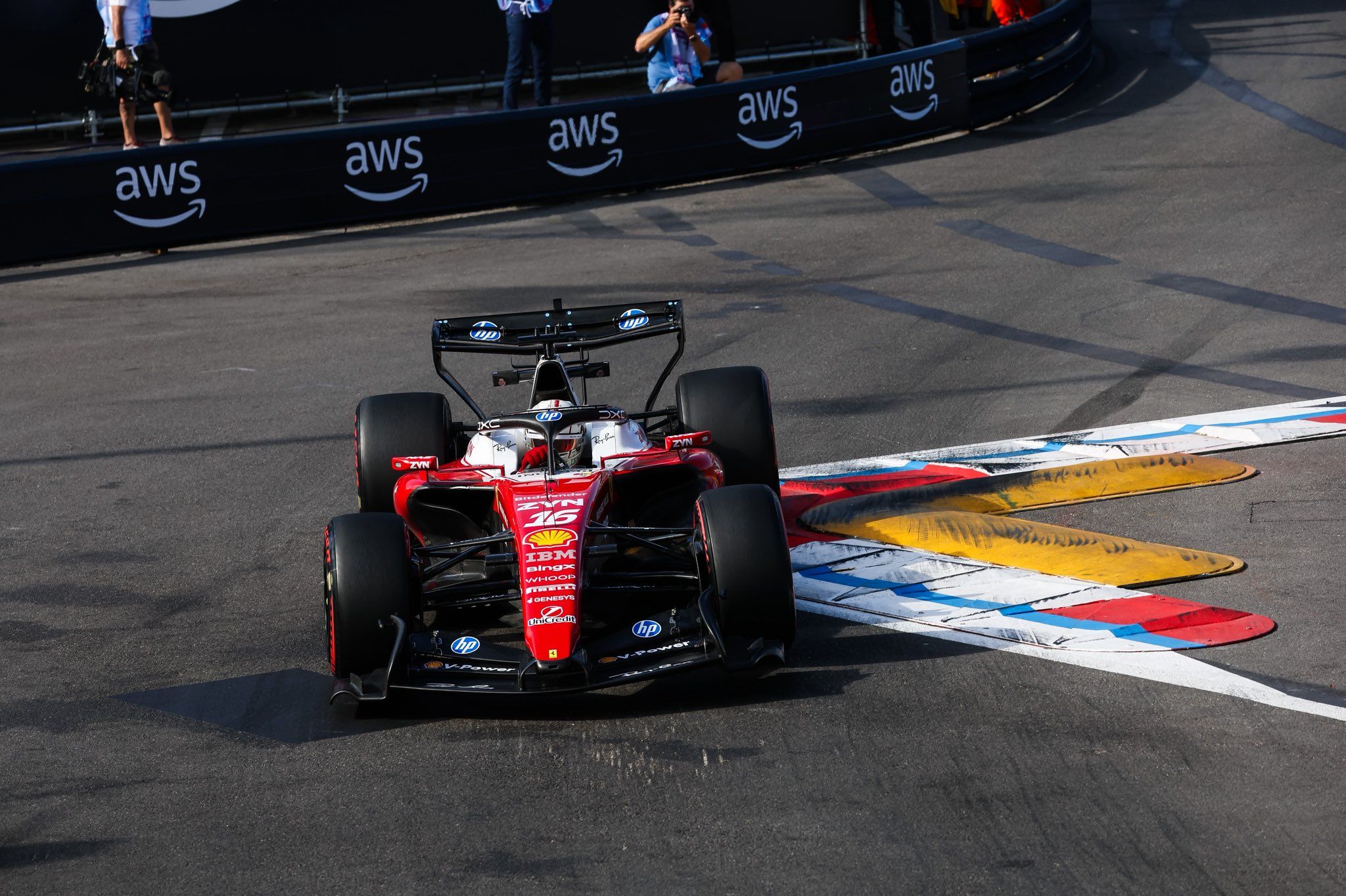 Leclerc volta a reclamar dos freios em Mônaco e diz que carro “muda em cada curva”