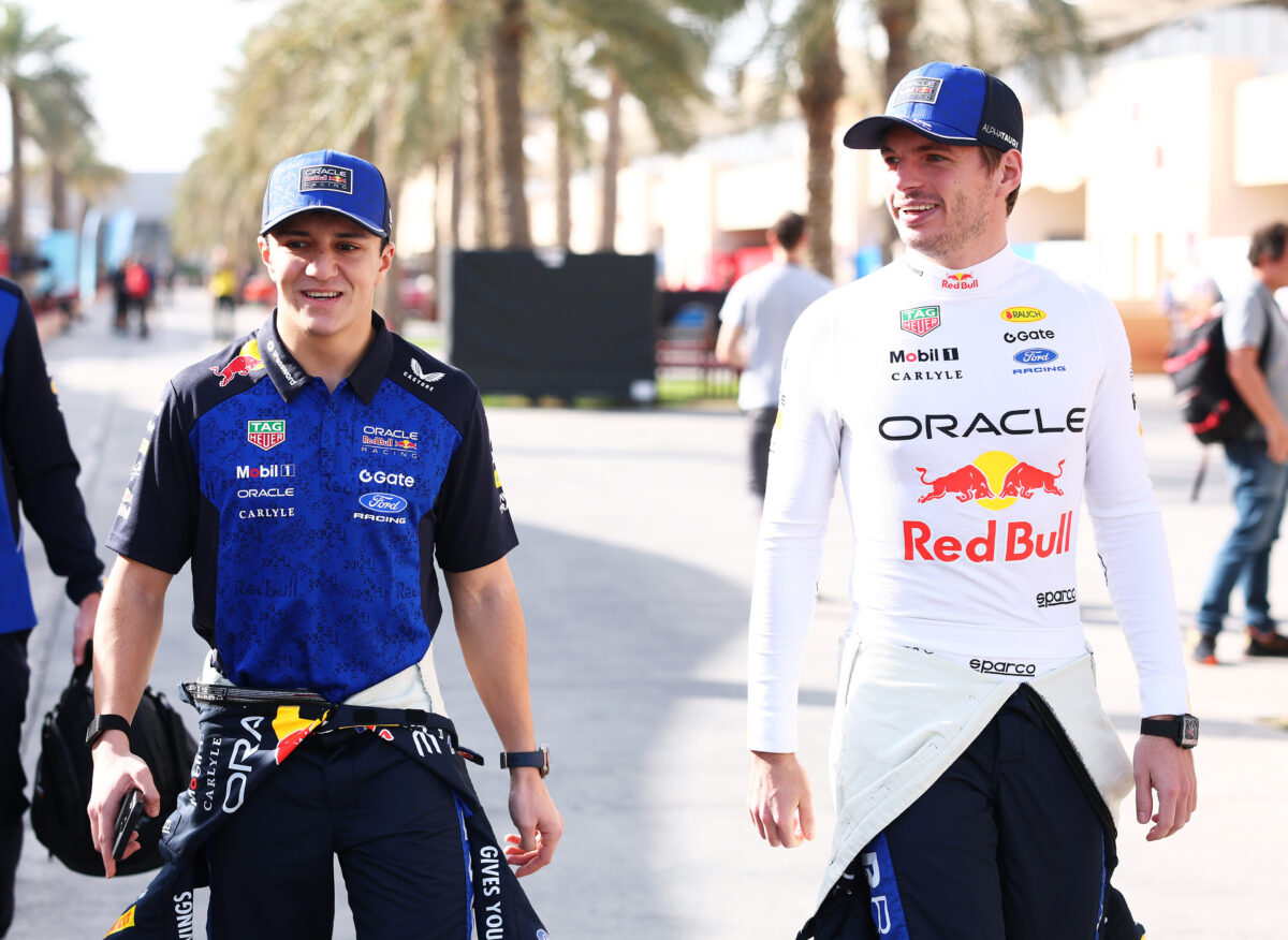 Hadjar admite que habla entre bastidores con Verstappen y comparte un consejo: “No oculta nada”