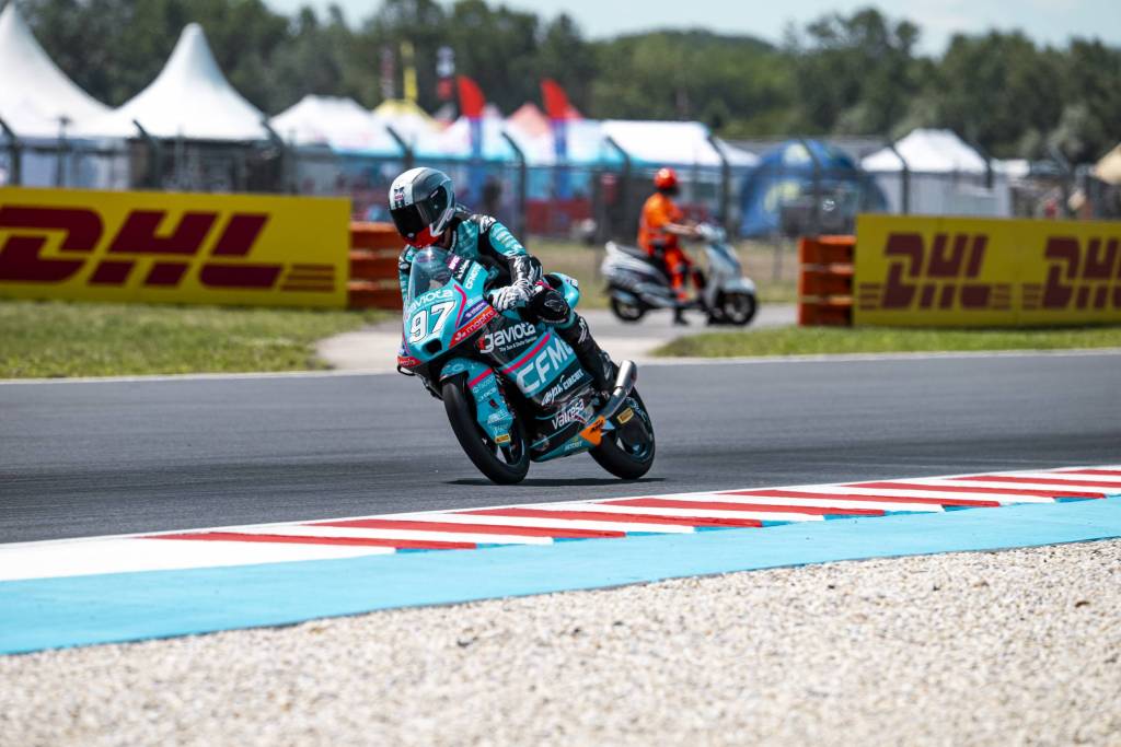 ¿A qué hora y cuándo corren Perrone y Morelli en el GP de República Checa de Moto3 2026?