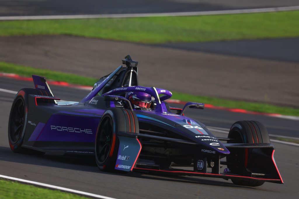 Wehrlein passeia e conquista pole da corrida 1 do eP de Xangai. Drugovich é 9º