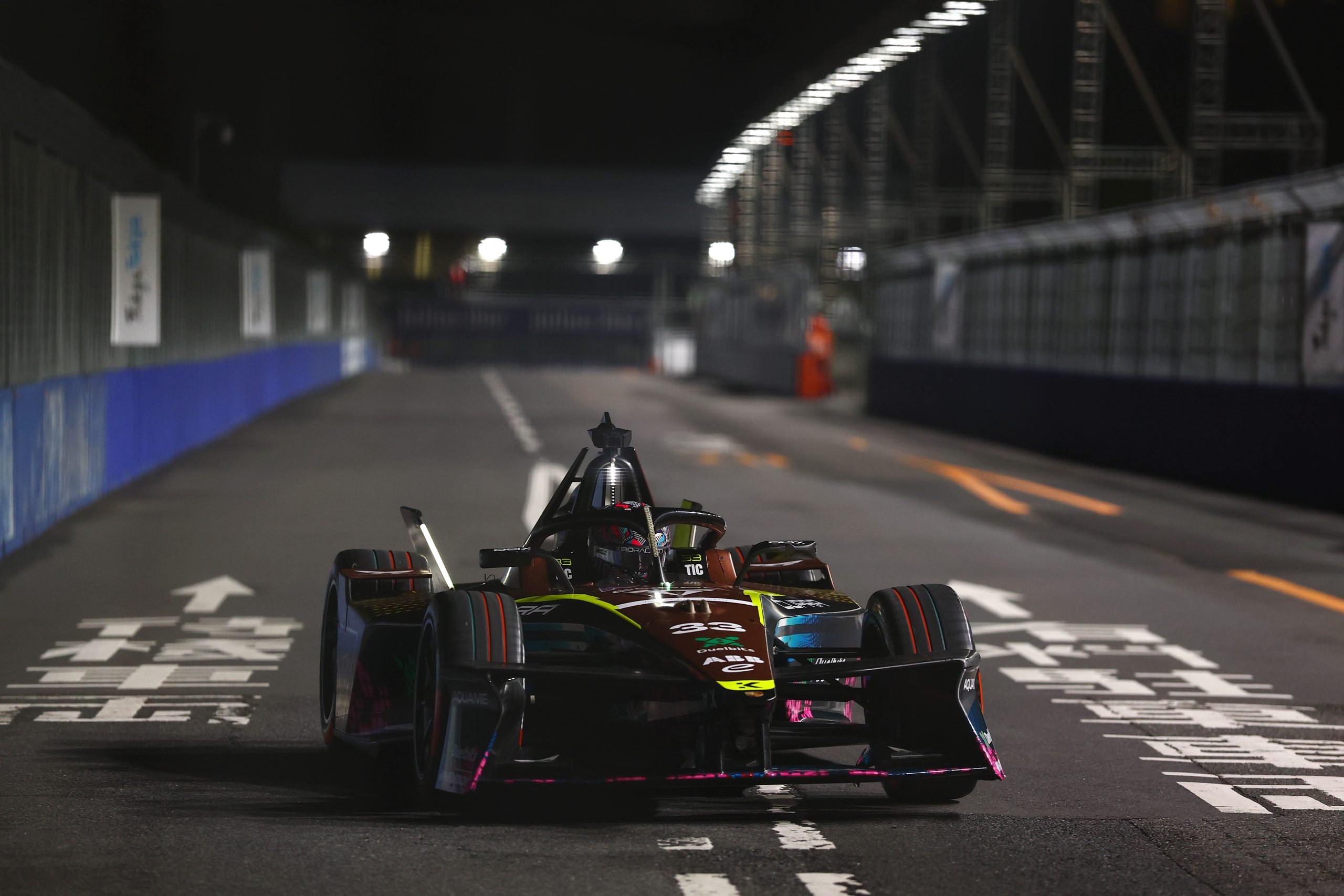 Ticktum overtakes Dennis on final lap to win Tokyo E-Prix Race 1