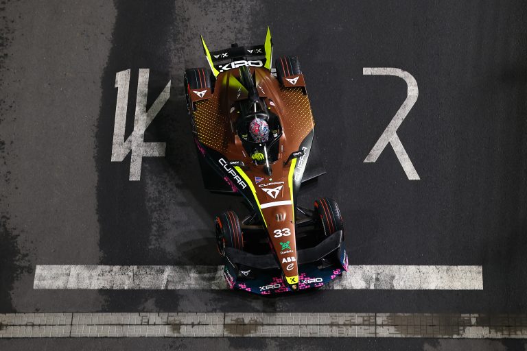 Ticktum bate carteira de Dennis na volta final e vence corrida 1 em Tóquio. Drugovich é 13º