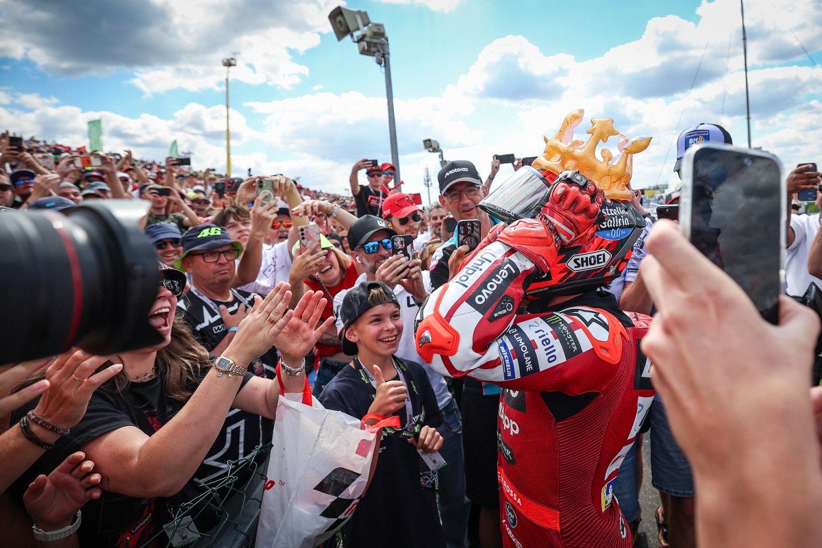 Marc Márquez estende reinado na Alemanha e parte para férias em ritmo de campeão