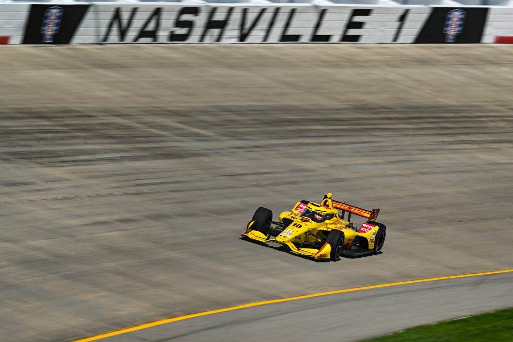 Palou se beneficia del accidente de Dixon y triunfa en el óvalo de Nashville
