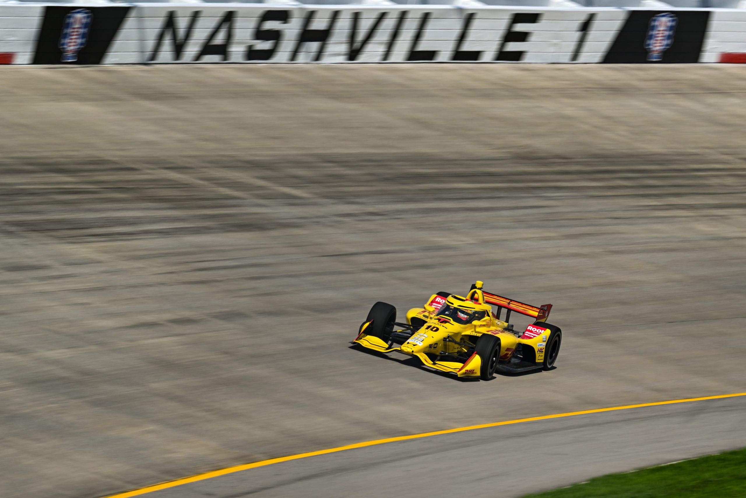 Palou se beneficia del accidente de Dixon y triunfa en el óvalo de Nashville