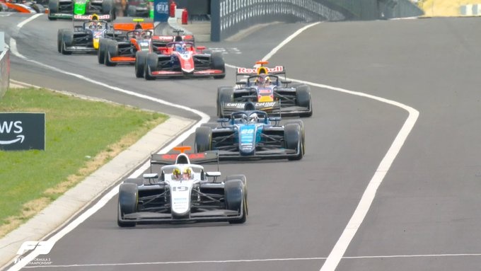 A largada da sprint da F3 na Hungria está marcada para 5h05 (de Brasília, GMT-3) do sábado (25).