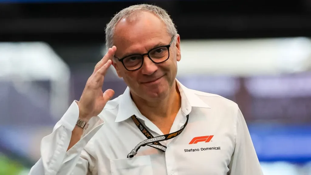 Domenicali volta a atacar críticos da F1 2026: “Muitos pensam que clip é para prender cabelo”