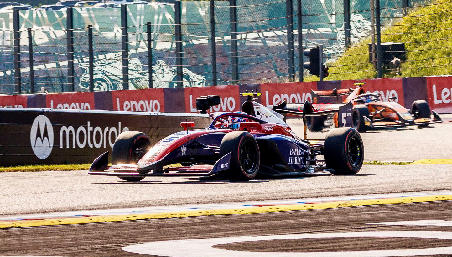 Slater supera exclusão em treino livre e crava pole da F3 na Inglaterra. Clerot é 21º