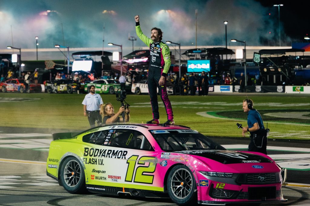 Blaney domina carrera de NASCAR en Atlanta tras 3 horas de retraso