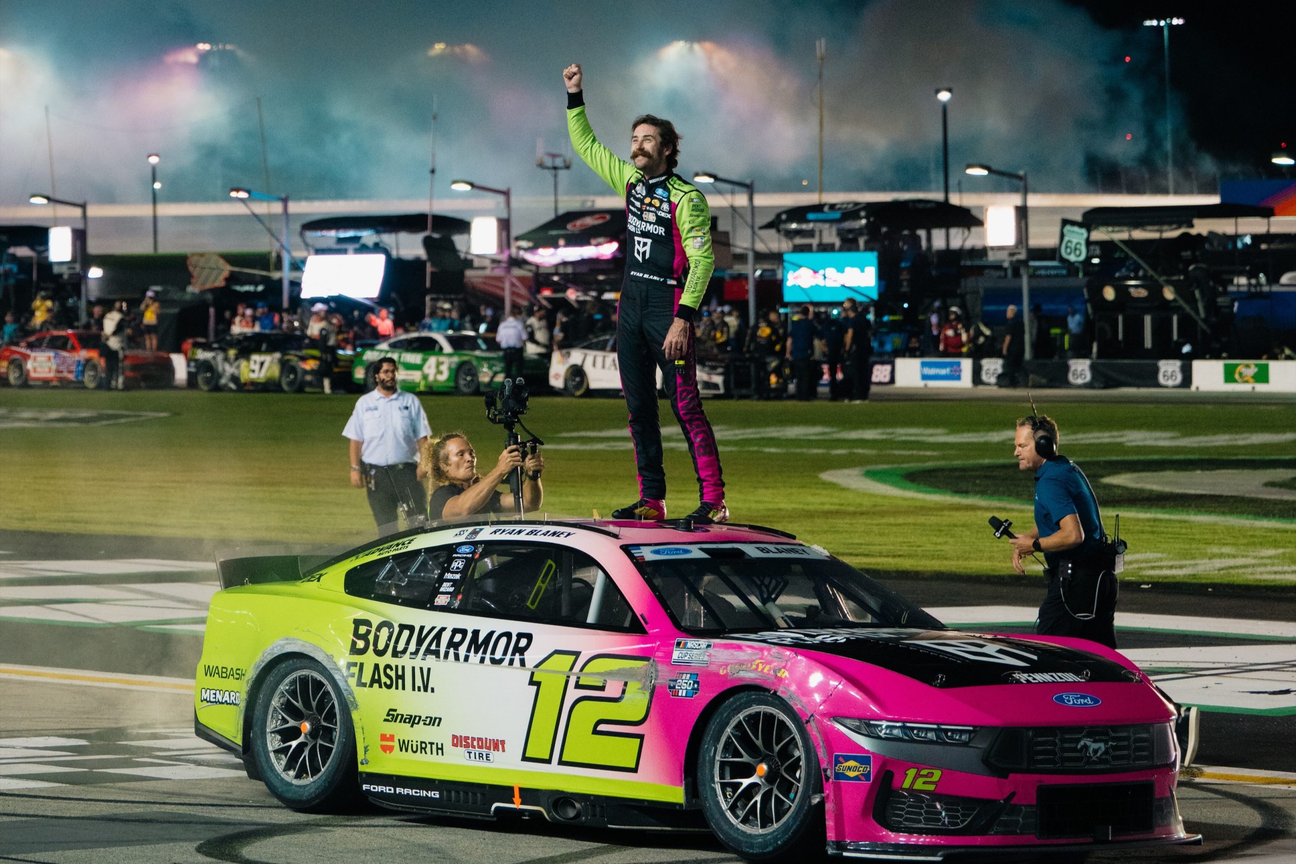 Blaney domina carrera de NASCAR en Atlanta tras 3 horas de retraso