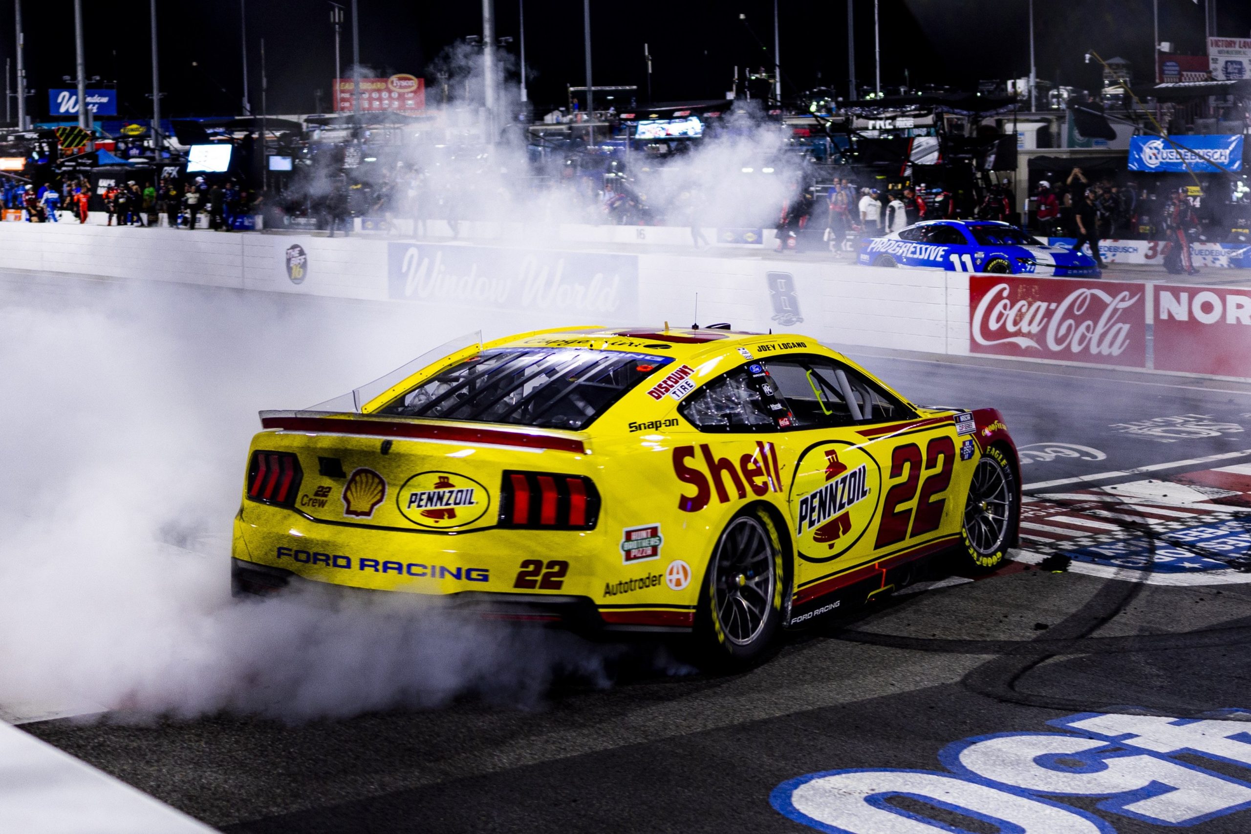 Logano domina en North Wilkesboro y logra la primera victoria en NASCAR 2026