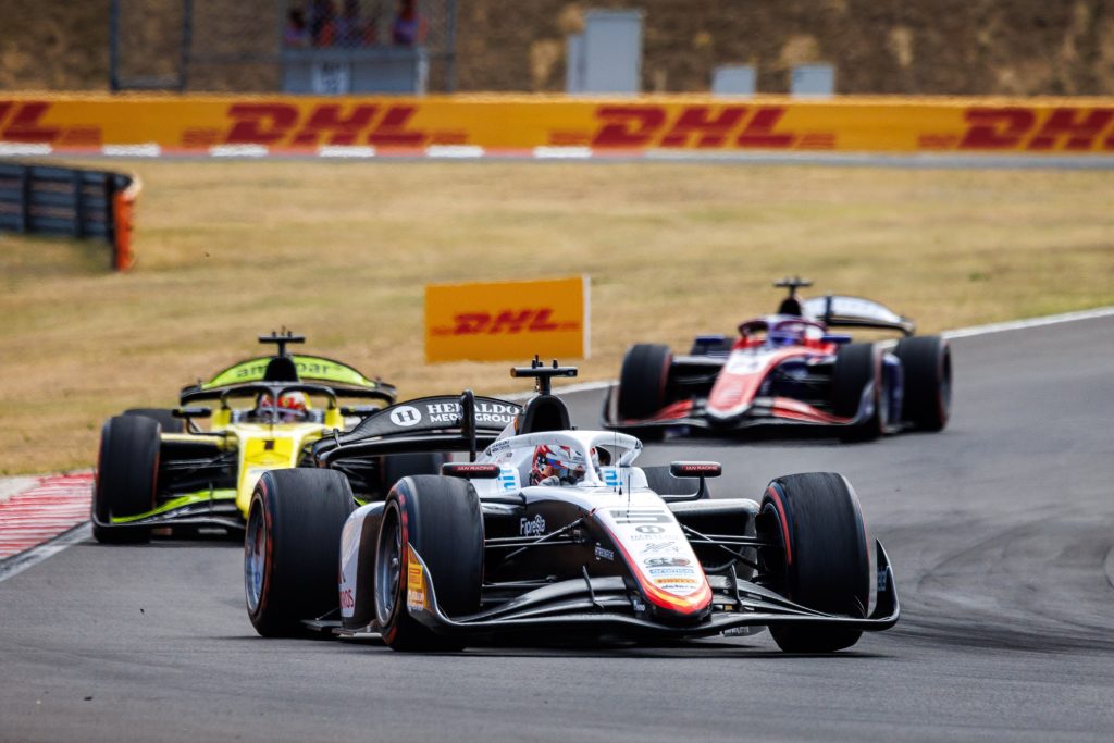 León gana la segunda carrera de F2 en Hungría; Varrone, 12°
