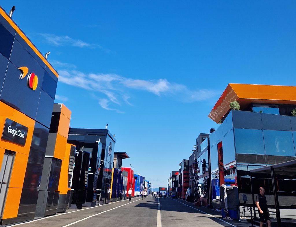 A F1 está na Hungria neste final de semana, e as equipes resolveram aproveitar a última etapa antes das férias para colocar em ação alguns novatos, como parte do regulamento.
