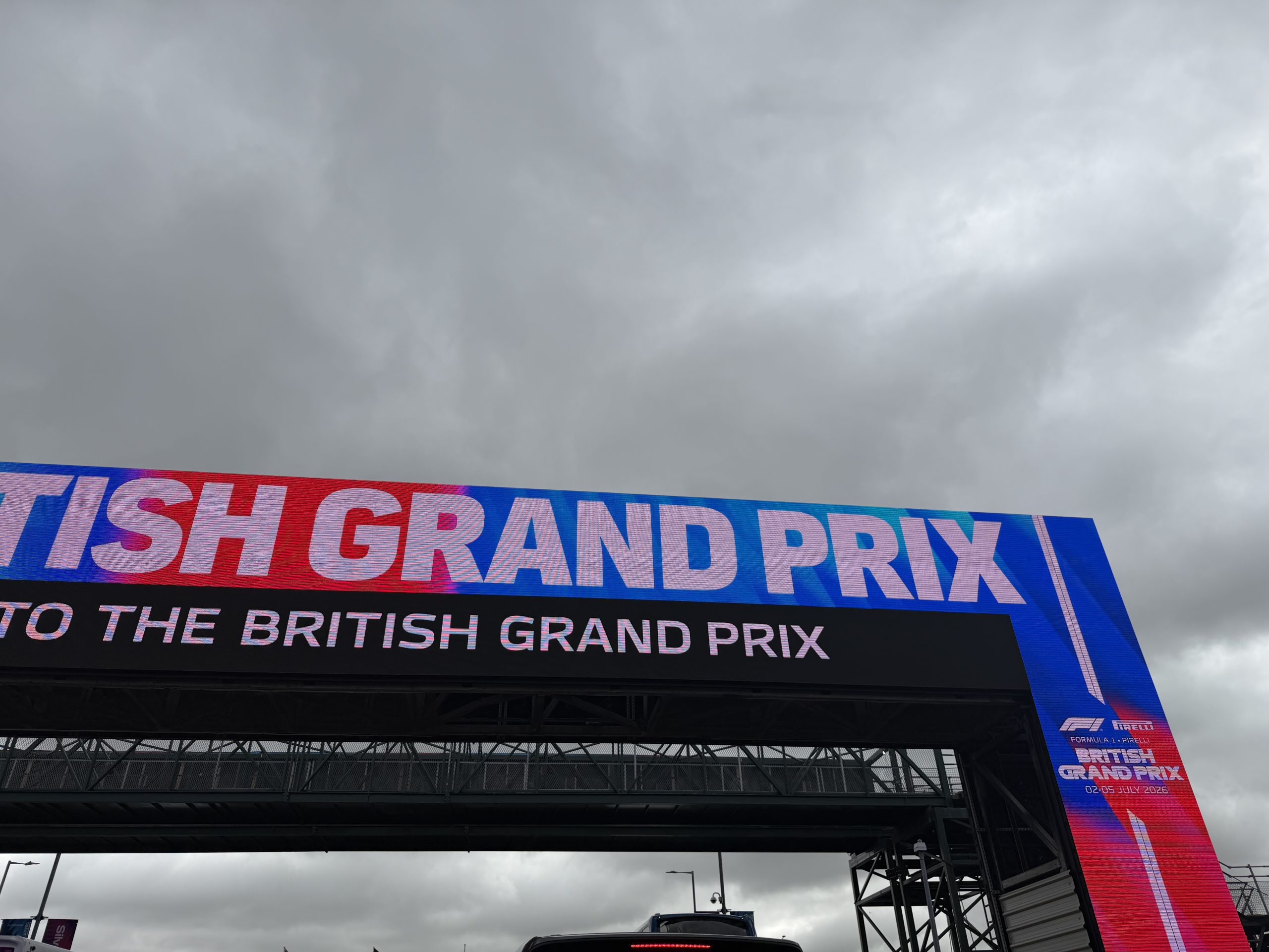 F1 realiza GP da Inglaterra em domingo de clima ameno e céu encoberto