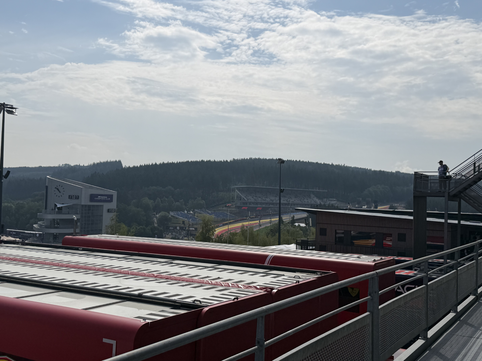 F1 realiza treinos livres em sexta-feira abafada e baixa chance de chuva em Spa