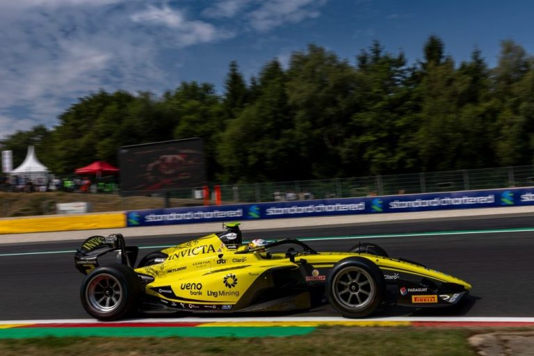 Dürksen espanta má fase e vence sprint da F2 na Bélgica. Câmara é 6º