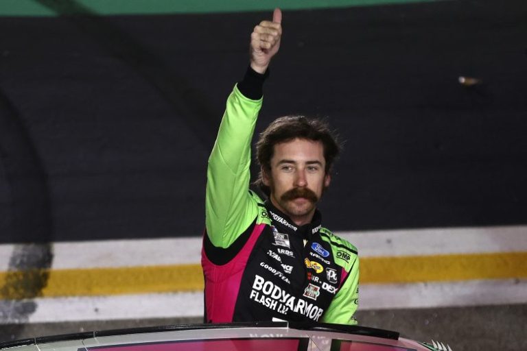 Blaney supera paralisação de 3 horas em Atlanta e leva 750ª vitória da Ford na Nascar