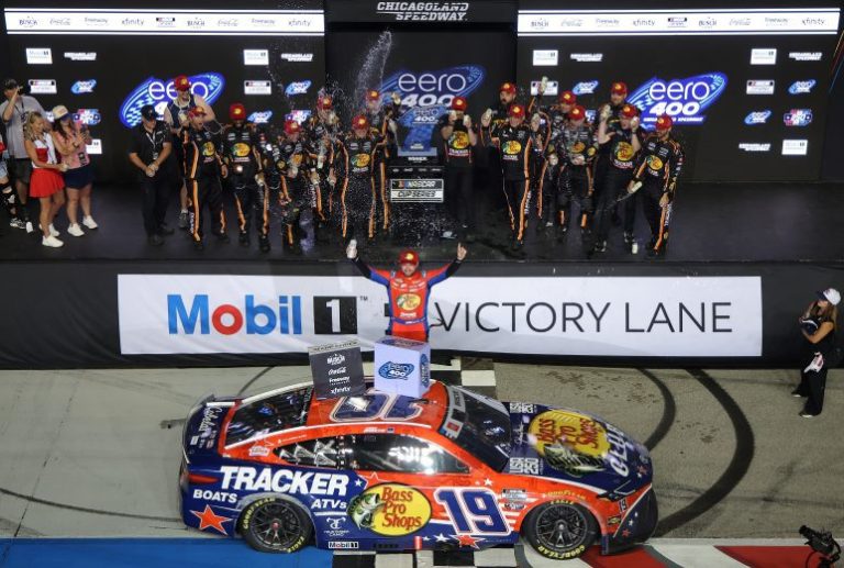 Briscoe segura Bell e puxa trinca da Joe Gibbs na etapa de Chicagoland da Nascar