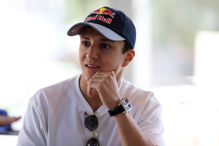 Hadjar celebra renovação com Red Bull e cita “privilégio” por correr ao lado de Verstappen