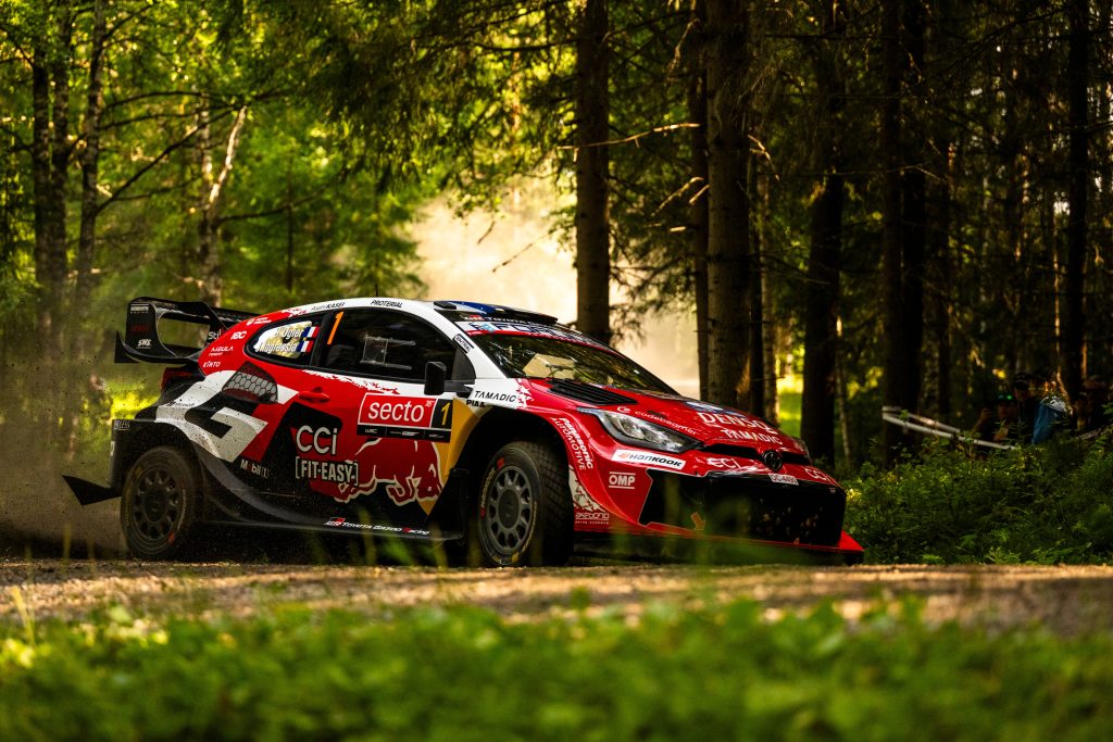 Ogier supera forte chuva e lidera sexta-feira do Rali da Finlândia